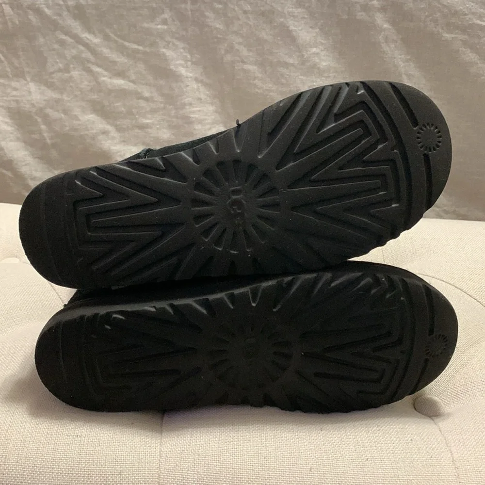 UGG WOMEN’S CLASSIC SHORT PETAL BLACK BOOTS SZ 10 WITCHY ACADEMIA ARTSY